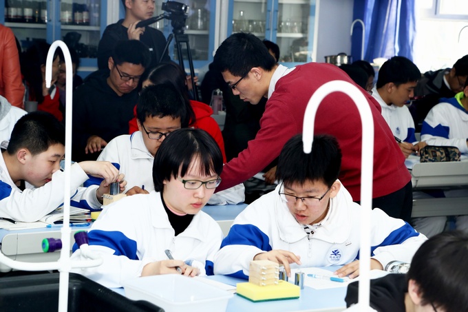 赵子豪老师指导学生探究实验.jpg